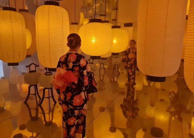 lampions avec une petite fille en kimono japonais