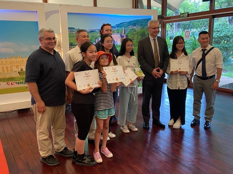 Les lauréats de la dictée des petits posent fièrement à Hanoi