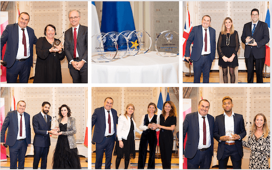 Les lauréats posent avec leurs trophées à la cérémonie à Londres