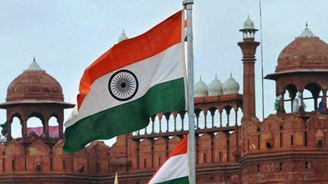 le drapeau indien sur le fort rouge