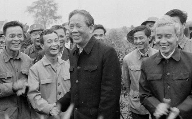 Le Duan, en visite dans une ferme d’État