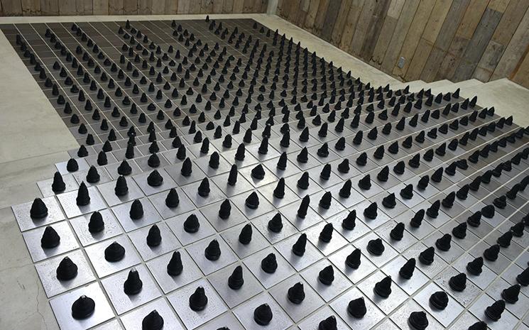 MEMORY CITY - installation L 587 x l 332 x h 12 cm Caractères d'imprimerie en plomb, ruban auto-amalgamant, métal