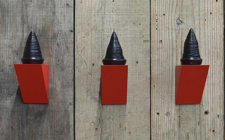 MEMORY TRIPTYCH (chaque élément / environ) L 10 x l 8 x h 18cm Caractères d'imprimerie en plomb, ruban auto-amalgamant, bois, peinture