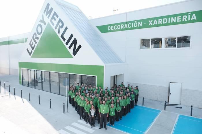 personnel devant un magasin Leroy Merlin en Espagne