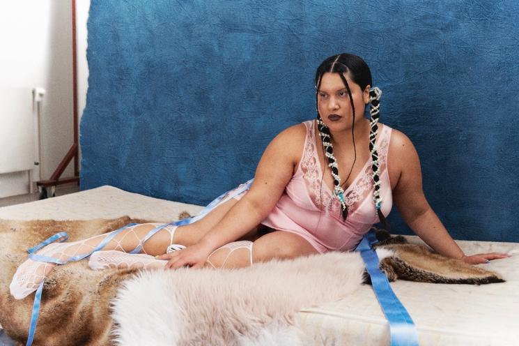 Photo de Thero Mamani Valles, une jeune femme prend la pose en sous vêtements sur fond bleu