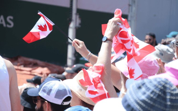 Quelqu'un brandissant des drapeaux canadiens à Roland Garros 2023