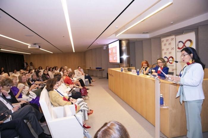 discours de la presidente de Mujeres avenir avant la conference devant un public nombreux