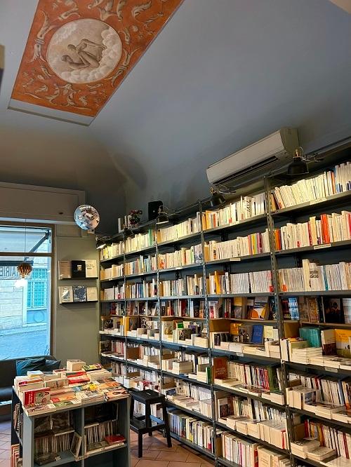 livres dans la librairie française de rome