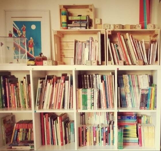 bibliothèque avec des livres pour enfants