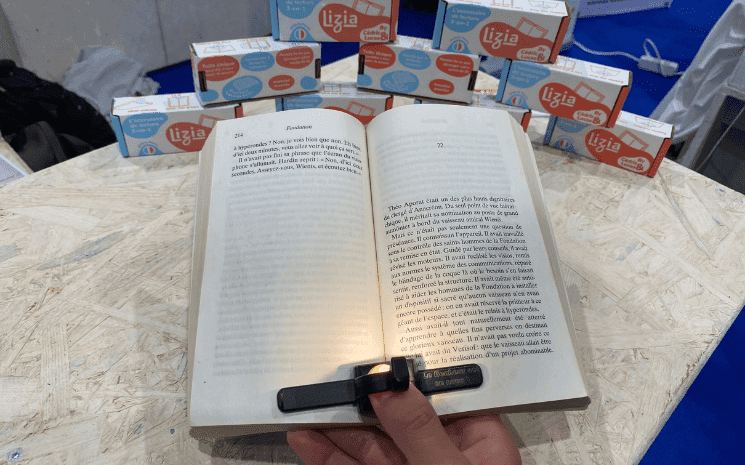 lizia marque page lumiere tenir livre IFA