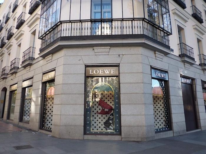 façade grise de boutique loewe en espagne