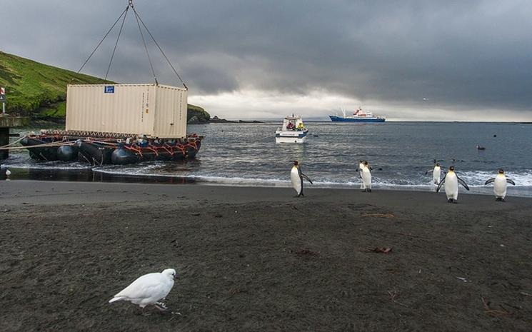 Logistique en baie du marin à Crozet © Alexandre TROUVILLIEZ