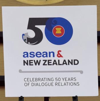 Logo officiel marquant le 50e anniversaire du partenariat de dialogue entre l’ASEAN et la Nouvelle-Zélande