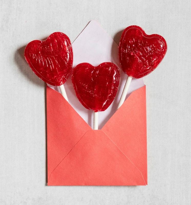 Une enveloppe avec des sucettes pour la Saint Valentin