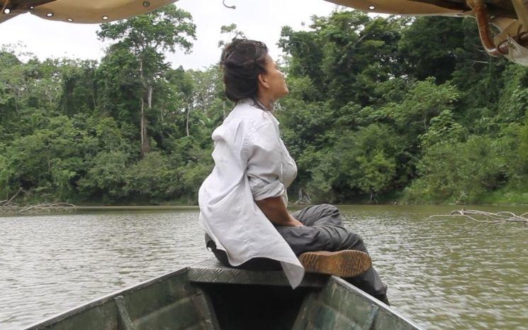 Lotty Morey sur une pirogue