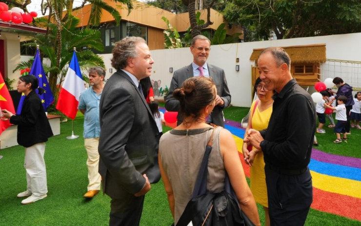 Luc Chatel et Olivier Brochet avec des parents d'enfants a Hanoi