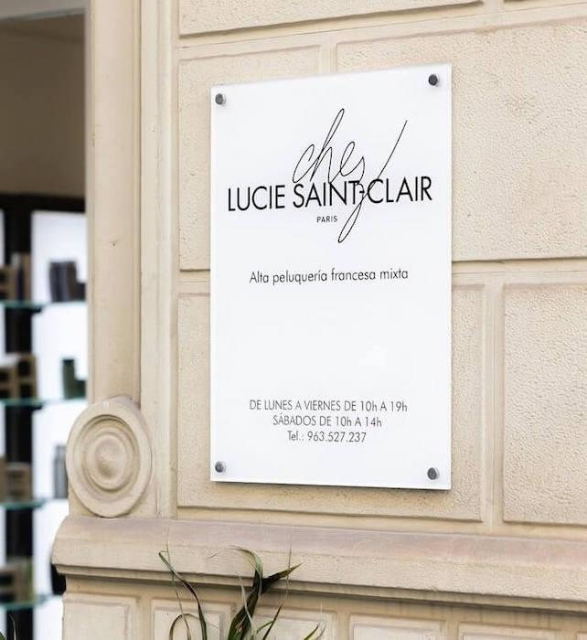 plaque blanche du salon de coiffure français Lucie Saint Clair à Valencia