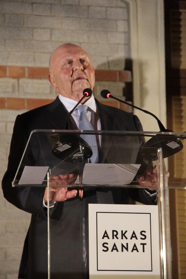 Lucien Arkas entouré de Merve Arkas et Müjde Unustası au musée Arkas Sanat Göztepe à Izmir