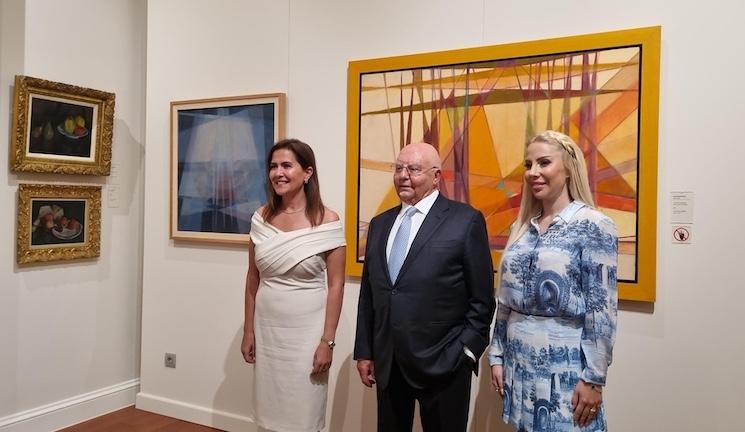 Lucien Arkas entouré de Merve Arkas et Müjde Unustası au musée Arkas Sanat Göztepe à Izmir