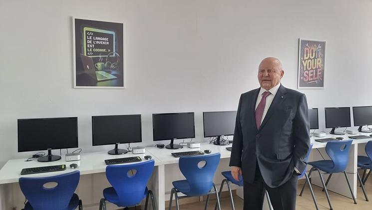 Lucien Arkas dans une salle informatique du nouveau lycée Arkas Piri Reis à Izmir