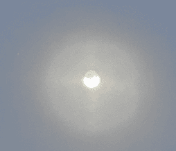 La lune dans le ciel.