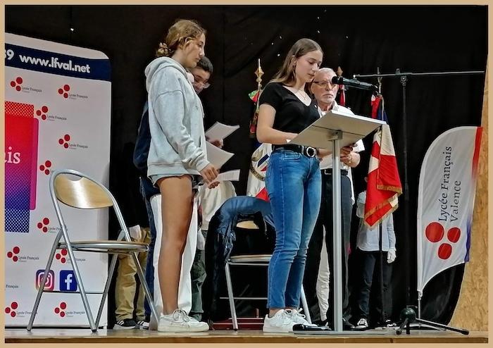 élèves du Lycée français de Valence en train de faire un discours