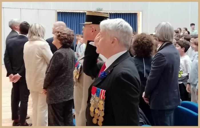 des militaires en train de faire le salut