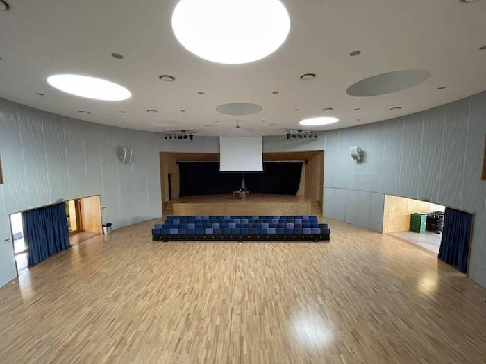 l'amphitéatre du lycée français de Valence avec des chaises bleues