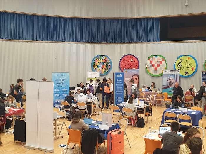 Des élèves en train d’assister à un forum de l’orientation à Valencia
