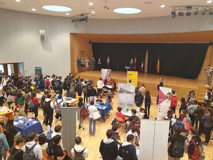 Le forum international des études supérieures dans l’auditorium du lycée