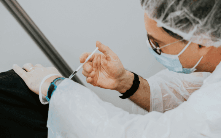 médecin qui fait un vaccin