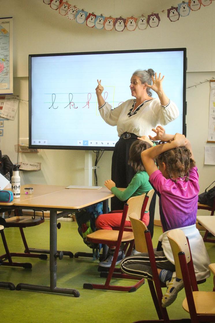 une salle de classe en primaire pendant une lecon de francais