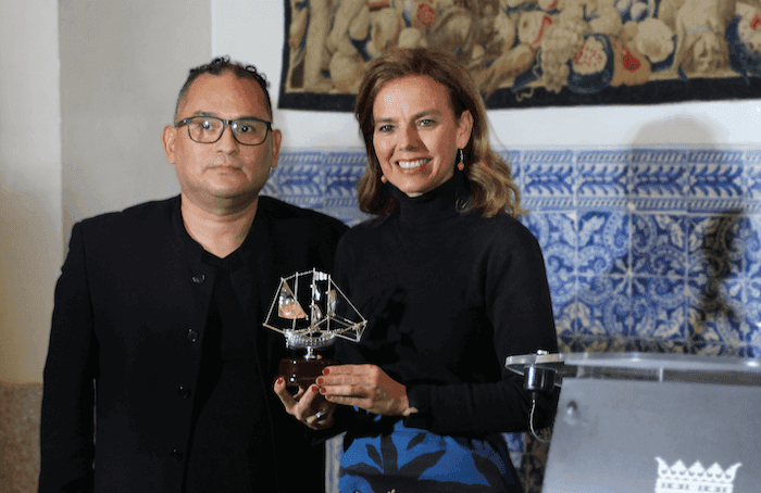 la conseillère du tourisme de Madrid avec un homme et le prix Travellers Awards