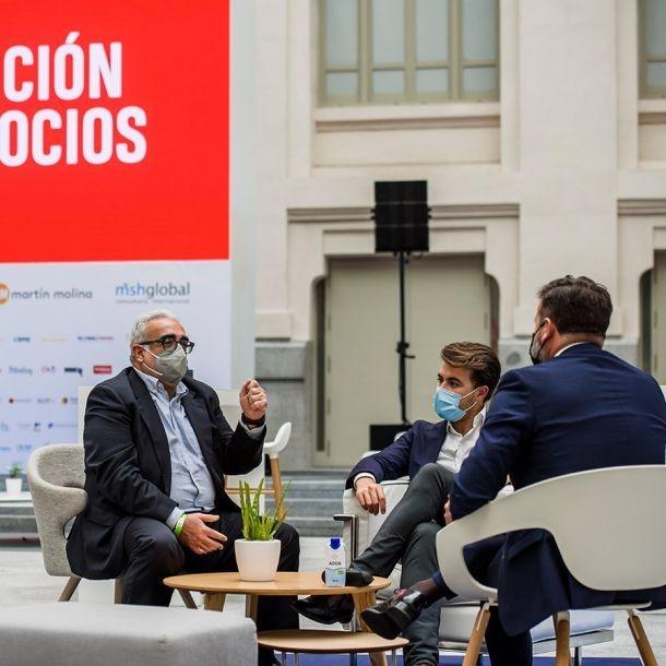 3 hommes d'affaires discutent