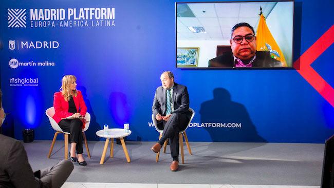 reunion d'affaires hybride entre personnes