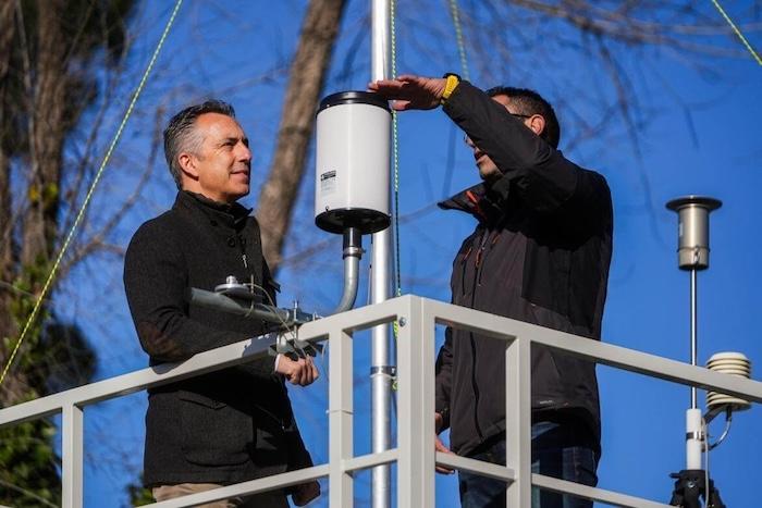 Novillo visite la station de mesure atmosphérique de San Sebastián de los Reyes.