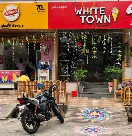 Magasin décoré pour Ayudha puja à Pondichéry