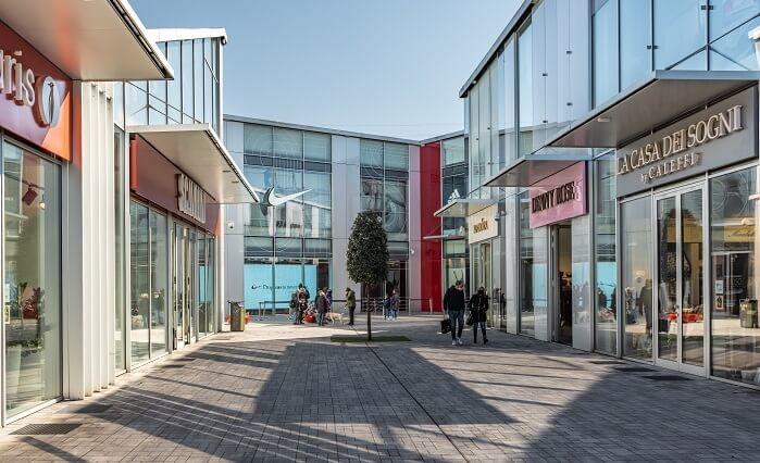 magasins dans un centre commercial en plein air
