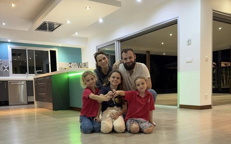 La famille Lodier au complet dans leur nouvelle maison en Nouvelle-Calédonie