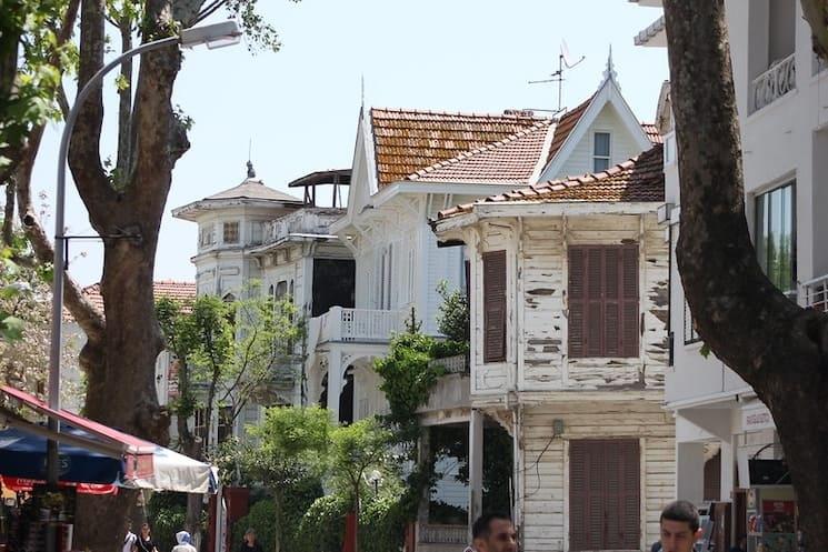 Maisons en bois traditionnelles aux Îles aux Princes, Istanbul, entourées de verdure et d’arbres ombragés.
