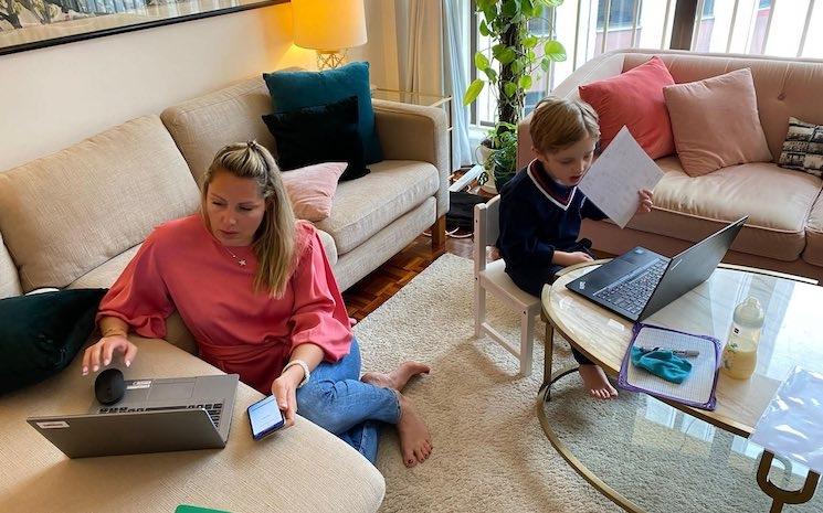 maman et enfant en home schooling