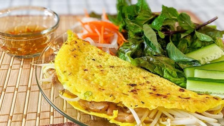 Manger un plat vegetarien Banh Xeo au Vietnam