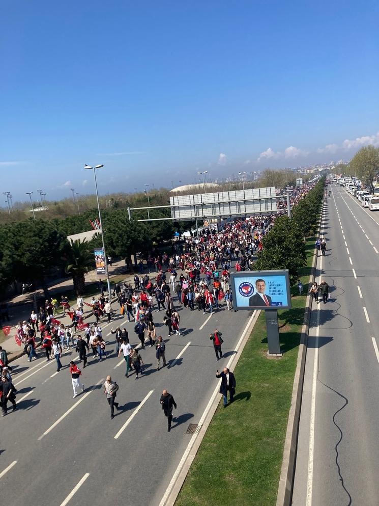 Vue aérienne des manifestants arrivant à Maltepe pour le rassemblement du CHP à Istanbul, le 29 mars 2025.