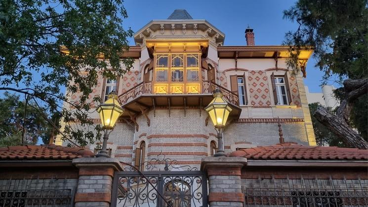 Façade du manoir Ayşe Mayda illuminée, abritant le musée Arkas Sanat Göztepe à Izmir