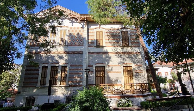 Vue latérale du manoir Ayşe Mayda restauré, devenu le musée Arkas Sanat Göztepe à Izmir