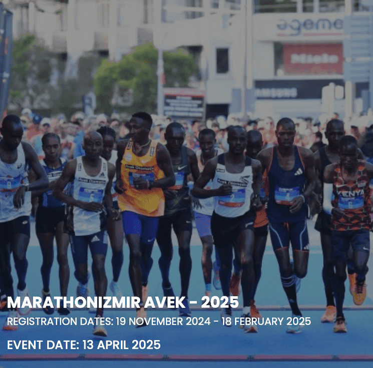 Participants du Marathonİzmir 2025 en pleine course sur le front de mer d’Izmir