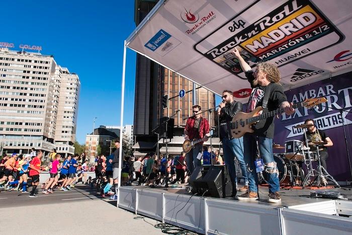 Un groupe de musique a cote du marathon de madrid
