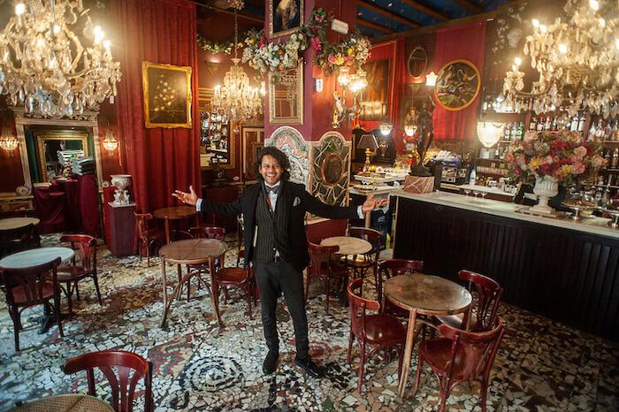 Marc Insanally dans le décor rococo du café de las horas à Valencia