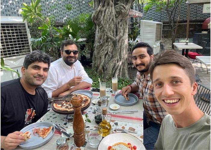 Marceau avec une famille qui l'a accueilli dans le Rajasthan