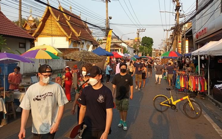 Touristes marchant dans une rue pietonne a Chiang Mai durant Songkran